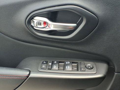 Used 2022 Jeep Cherokee Trailhawk AWD/4WD image 19