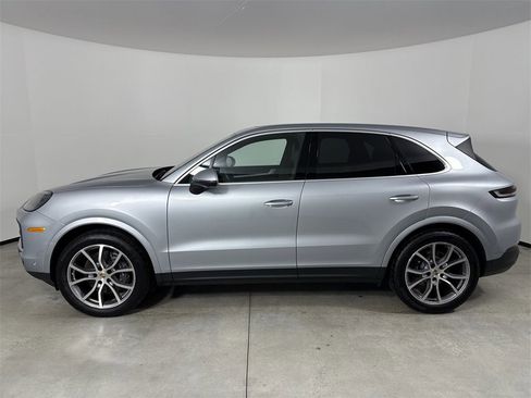 Certified 2025 Porsche Cayenne image 2