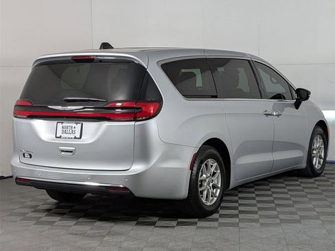 Used 2024 Chrysler Pacifica Touring-L image 4