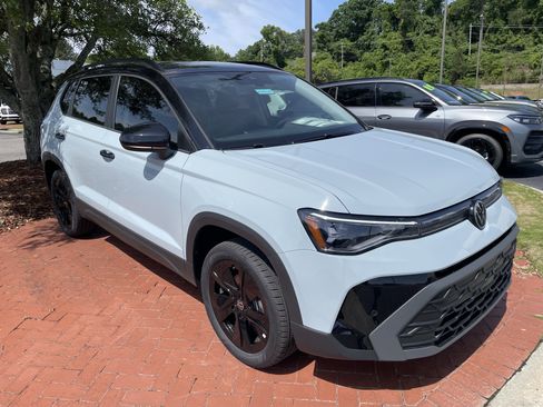 New 2026 Volkswagen Taos SE FWD image 3