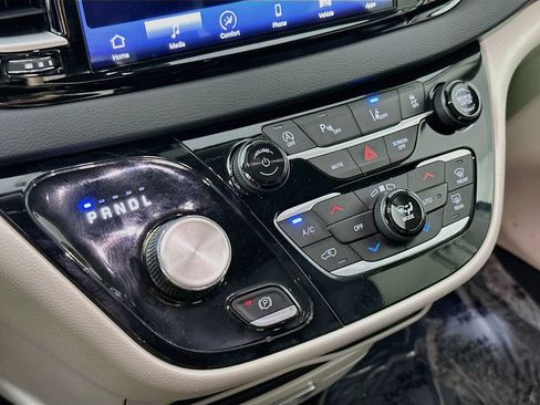 Certified 2023 Chrysler Pacifica Touring-L FWD image 24