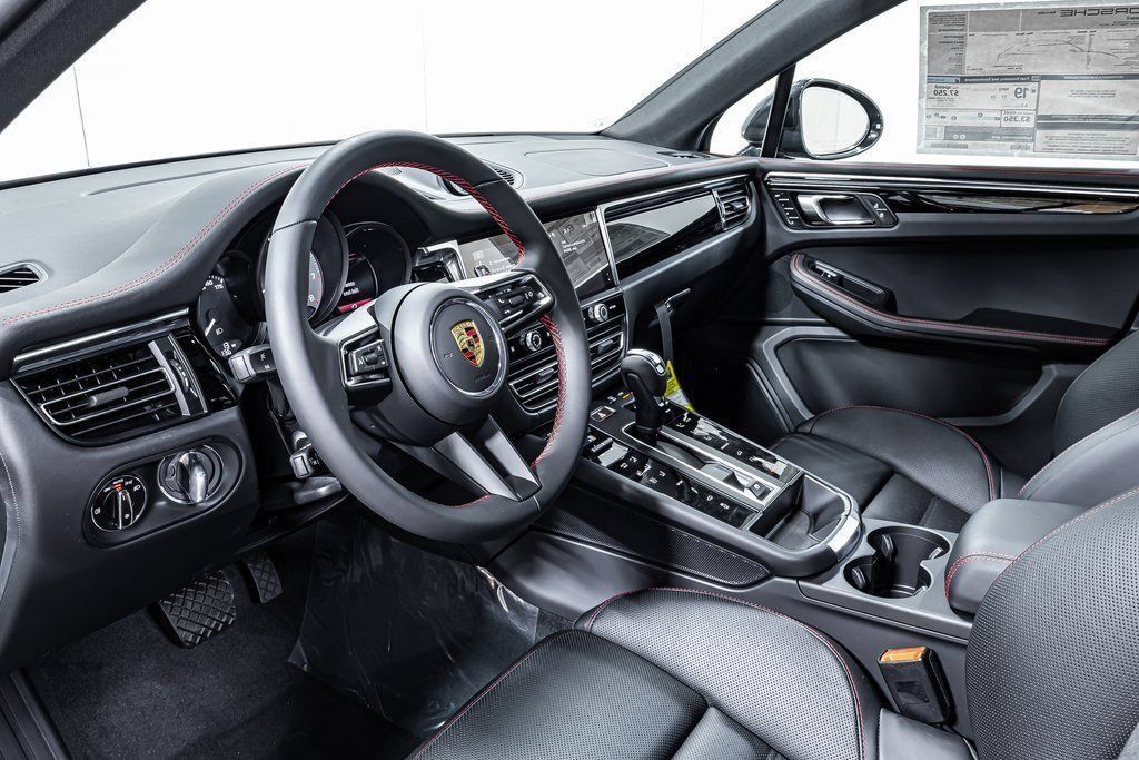 Certified 2025 Porsche Macan S AWD/4WD image 4