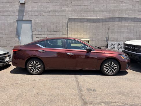 Used 2024 Nissan Altima 2.5 SV FWD image 2
