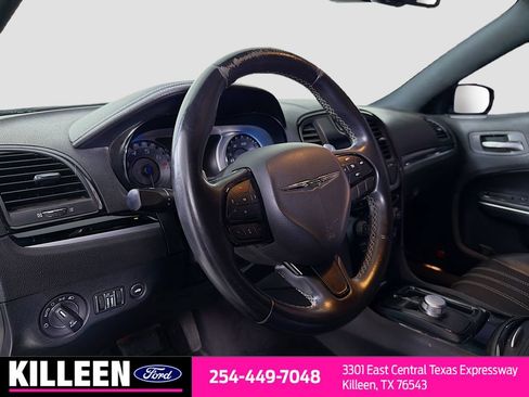 Used 2018 Chrysler 300 S w/ 300S Premium Group RWD image 9