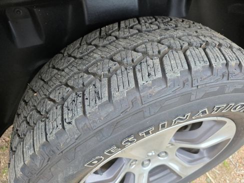Used 2019 RAM 1500 Laramie w/ Sport Appearance Package AWD/4WD image 10