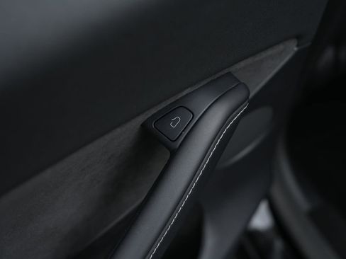 Used 2023 Tesla Model Y Long Range image 31