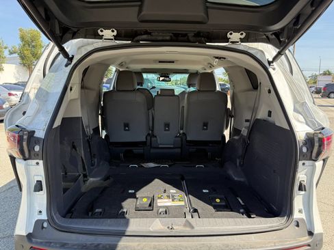 Used 2024 Toyota Sienna XLE w/ XLE Plus Package FWD image 11