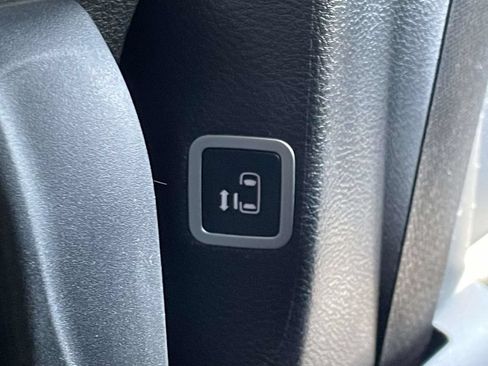 Used 2025 Chrysler Pacifica Limited FWD image 23
