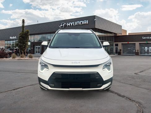 Used 2025 Kia Niro SX Touring image 8