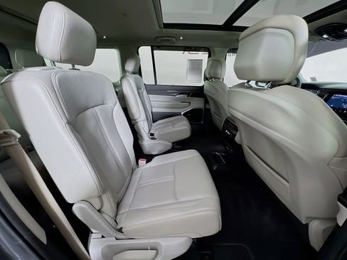 Used 2022 Jeep Wagoneer Series III w/ Premium Group I AWD/4WD image 43