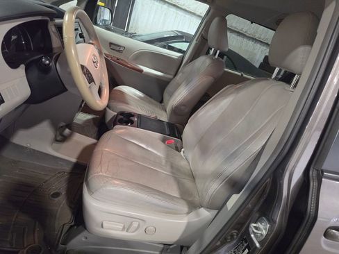 Used 2014 Toyota Sienna XLE FWD image 6