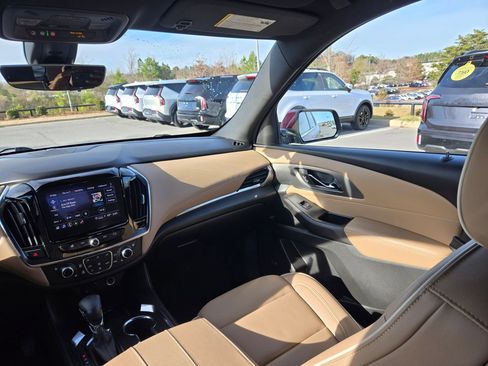 Used 2023 Chevrolet Traverse Premier image 11