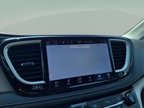 Used 2023 Chrysler Pacifica Touring-L FWD image 11