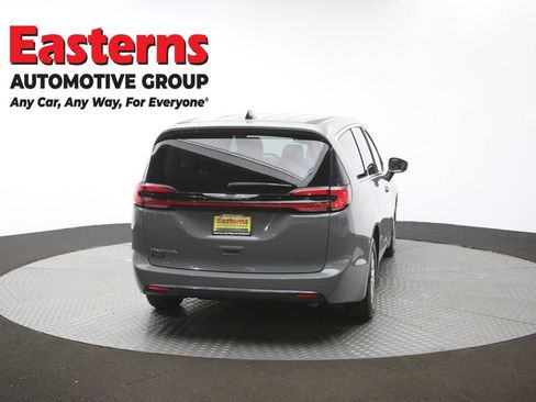 Used 2023 Chrysler Pacifica Touring-L FWD image 39