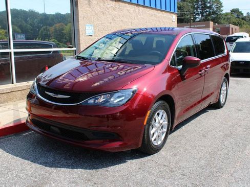 Used 2021 Chrysler Voyager LX image 3