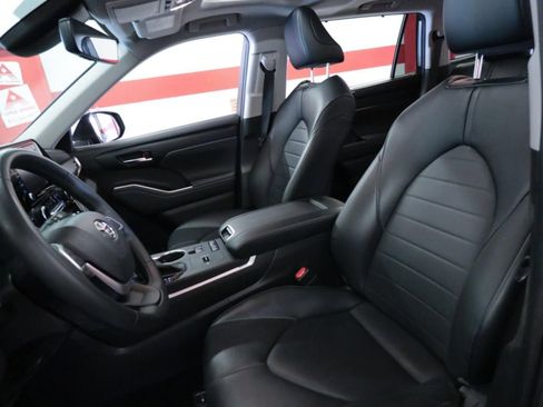 Used 2022 Toyota Highlander XLE image 11
