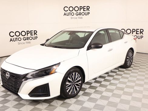 Used 2024 Nissan Altima 2.5 SV FWD image 9