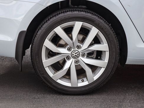 Used 2019 Volkswagen Golf SE image 7