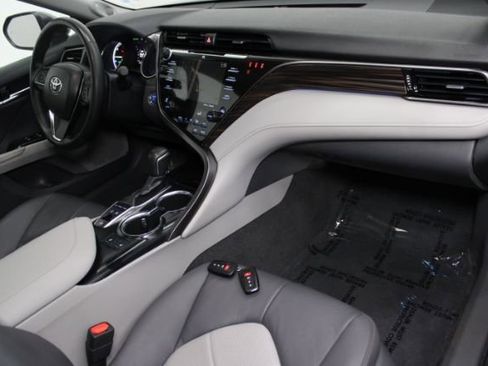Used 2019 Toyota Camry XLE image 31