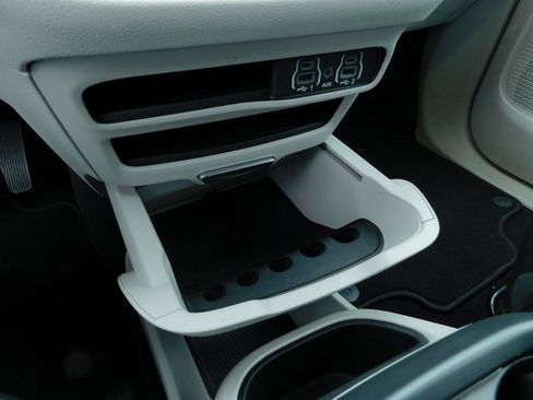 Used 2023 Chrysler Pacifica Touring-L image 33