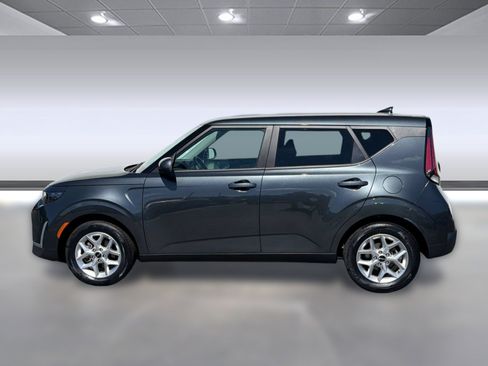 Used 2025 Kia Soul LX w/ LX Technology Package FWD image 2