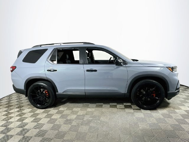 Used 2025 Honda Pilot TrailSport image 2