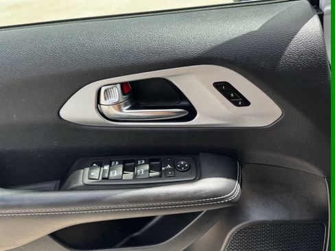 Used 2025 Chrysler Pacifica Limited FWD image 26