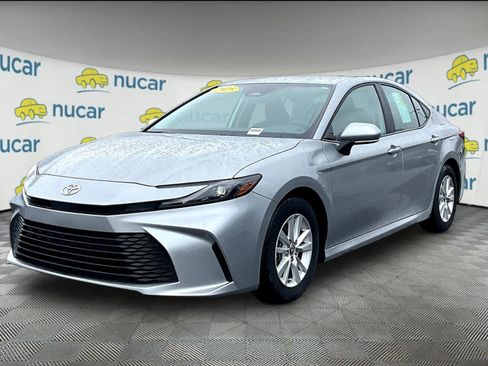 Used 2025 Toyota Camry LE image 3