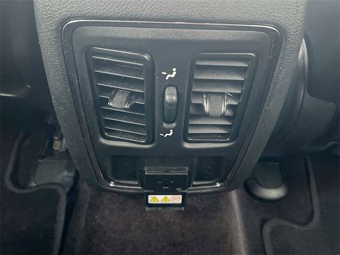 Used 2017 Jeep Grand Cherokee Altitude image 25