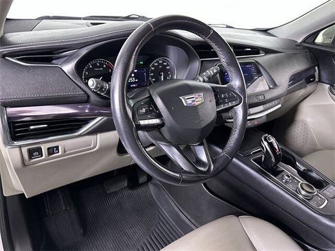 Used 2022 Cadillac XT4 Luxury w/ LPO, ONYX Package image 10