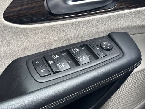 Used 2023 Chrysler Pacifica Limited FWD image 14