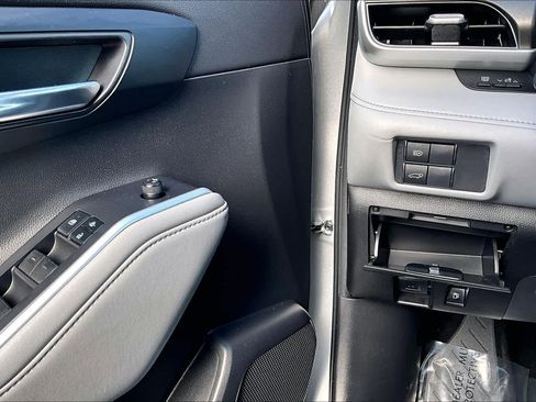 Used 2022 Toyota Highlander XLE image 33