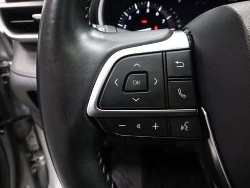 Used 2021 Toyota Highlander XLE AWD/4WD image 25