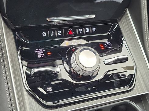 New 2024 Jeep Wagoneer Series III w/ Rear Seat Video Group 1 image 13