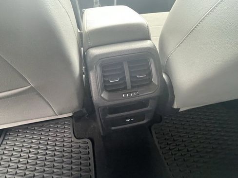Used 2022 Volkswagen Taos SE image 18
