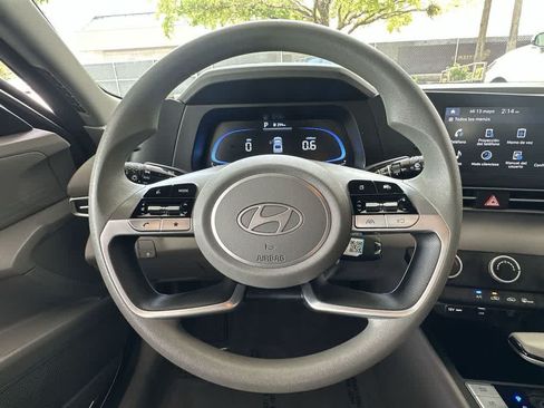 Used 2025 Hyundai Elantra SE FWD image 15