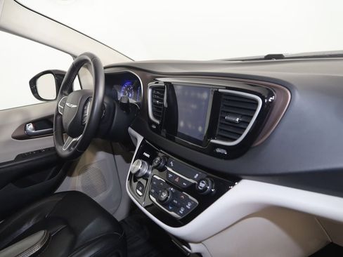 Used 2017 Chrysler Pacifica Touring-L image 39
