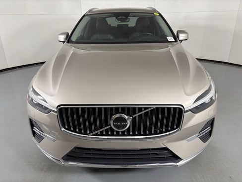 Used 2023 Volvo XC60 B5 Plus image 3