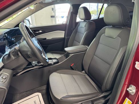 Used 2025 Chevrolet Trax LT w/ LT Convenience Package FWD image 16