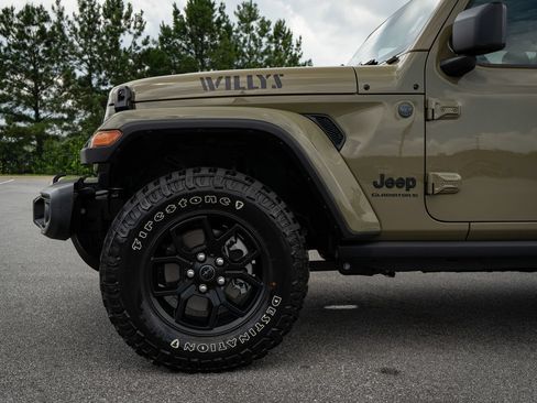 Used 2025 Jeep Gladiator Sport AWD/4WD image 4