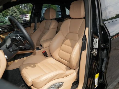 Certified 2026 Porsche Macan AWD/4WD image 5