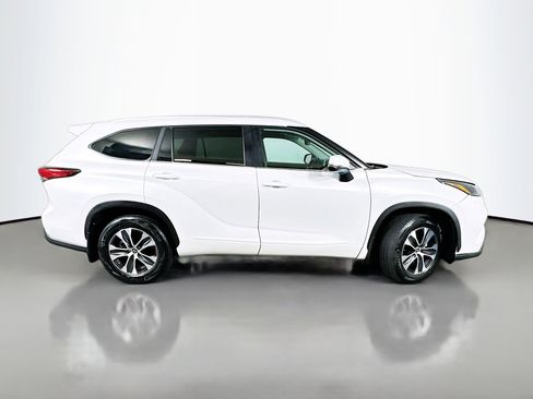Used 2023 Toyota Highlander XLE image 8