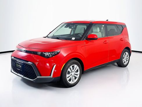 Used 2023 Kia Soul LX FWD image 3