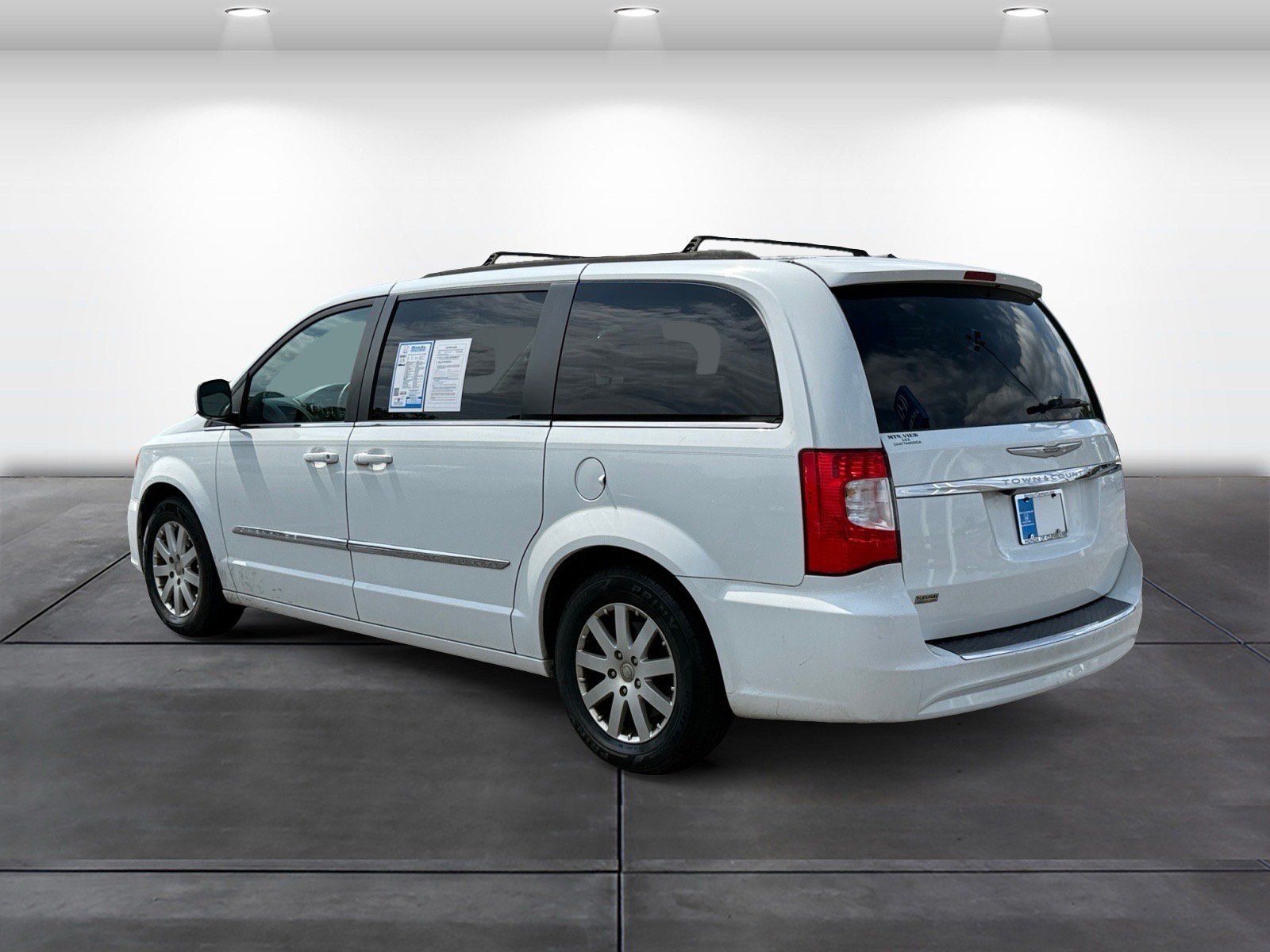 Used 2016 Chrysler Town & Country Touring FWD image 3