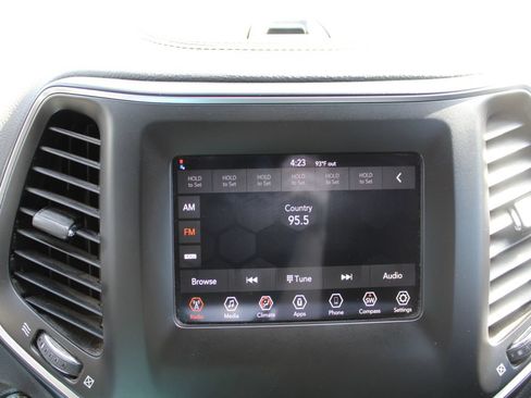 Used 2019 Jeep Cherokee Latitude w/ Popular Appearance Group FWD image 18