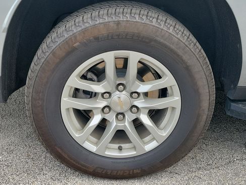 Used 2024 Chevrolet Suburban LT RWD image 5