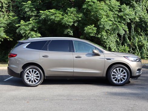 Used 2020 Buick Enclave Essence w/ Sound and Sites Package FWD image 9