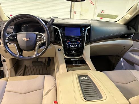 Used 2019 Cadillac Escalade Premium Luxury RWD image 33
