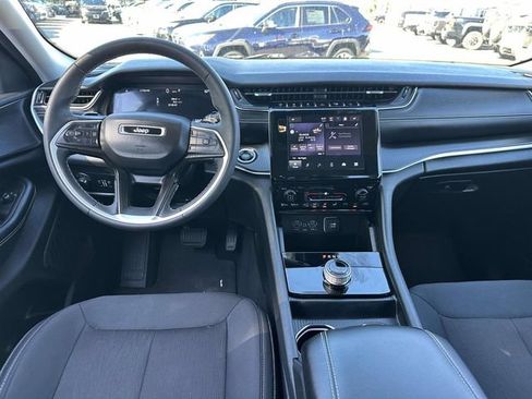 Used 2023 Jeep Grand Cherokee Laredo X AWD/4WD image 9