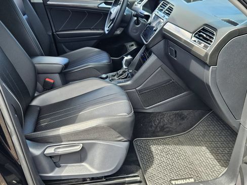 Used 2024 Volkswagen Tiguan SE w/ Panoramic Sunroof Package AWD/4WD image 29